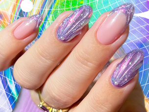 Фиолетовый маникюр в стиле mermaidcore — идеальный блестящий дизайн ногтей на лето 2024