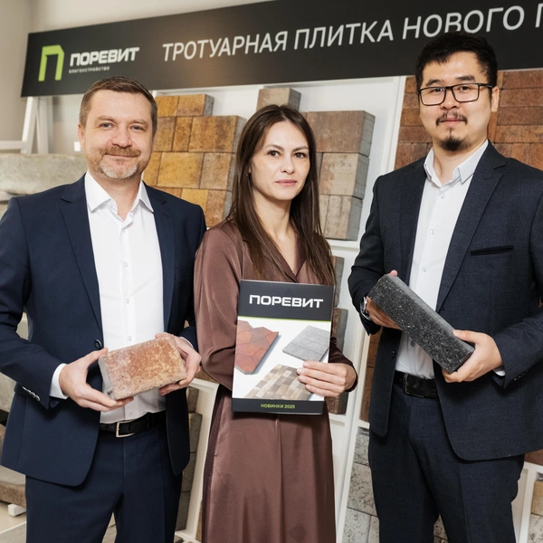 В офисе представлено множество образцов тротуарной плитки | Источник: ТД «Поревит»