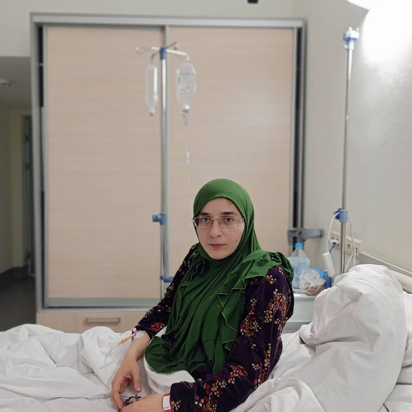 Онкология и проблемы с почками: одна из сиамских близнецов Гита попала в больницу