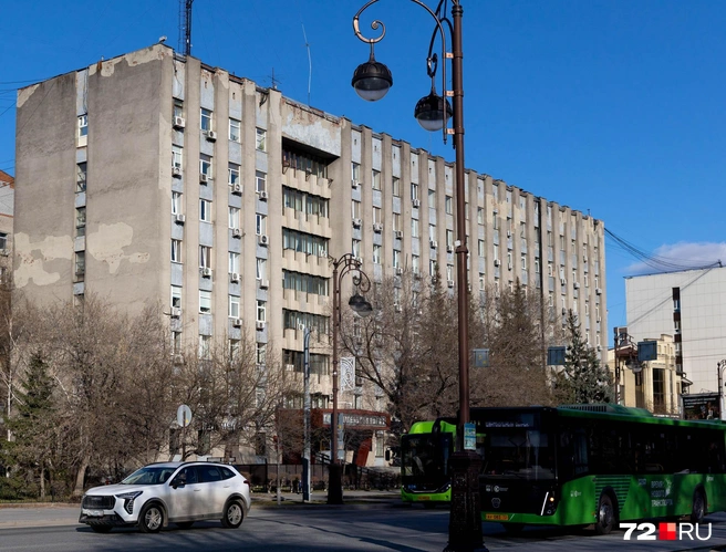 И вот здание сейчас. Заметно, что оно немного обветшало. Да и улица Республики изменилась, приобретя более современный вид | Источник: Ирина Шарова / 72.RU