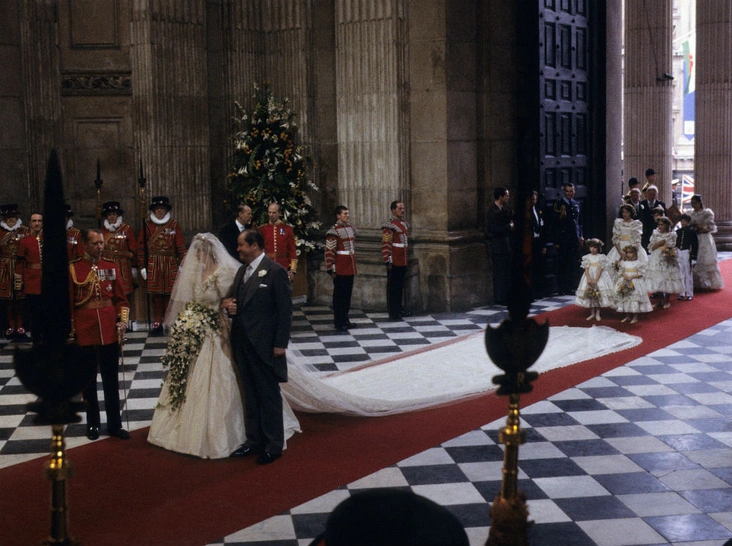 Граф Спенсер ведет дочь к алтарю в Соборе Святого Павла