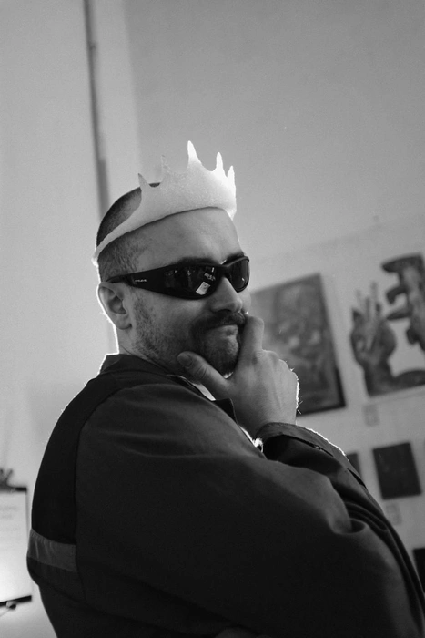 На фото — сам художник | Источник: алешаааа / T.me