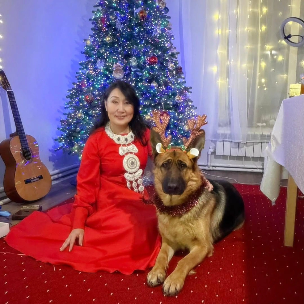 Саина у себя дома с любимым питомцем | Источник: sainasinger / Instagram (экстремистская организация, деятельность запрещена на территории РФ)