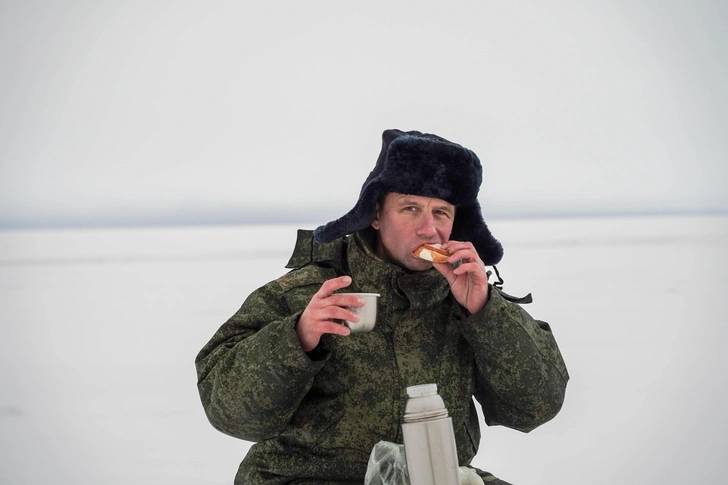 На рыбалку можно взять и пару термосов — один с чаем или кофе, а другой — с горячим супом | Источник: Shutterstock/Fotodom.ru