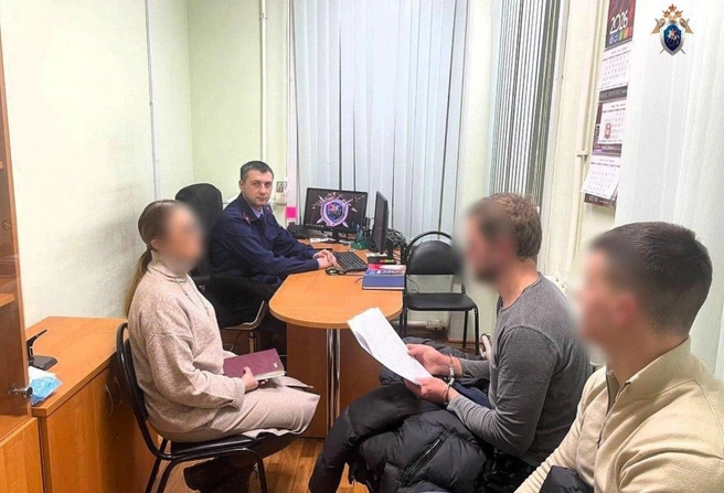 Задержанный на фото второй слева | Источник: СУ СК России по Ярославской области