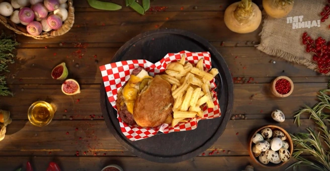 Бургер, приготовленный Романом, оценил шеф Ивлев | Источник: «Битва шефов» / телеканал «Пятница!»