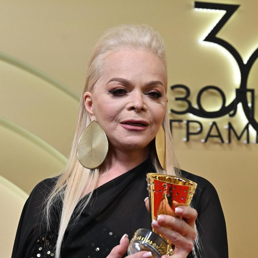 «Боль невыносима!»: выселенная из квартиры Лариса Долина выпустила прощальную песню