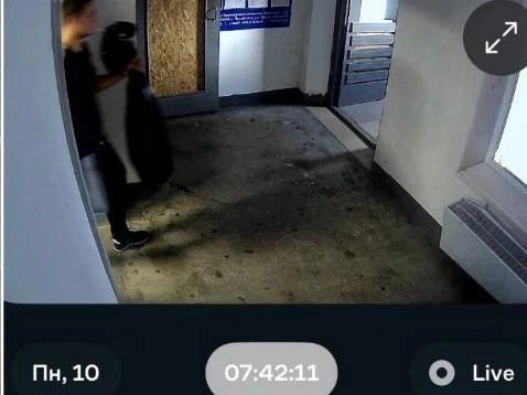 Мужчина с черным пакетом вышел из подъезда… | Источник: предоставлено Татьяной Кияшко 