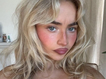 Прелесть! Зимний маникюр Сабрины Карпентер в горошек