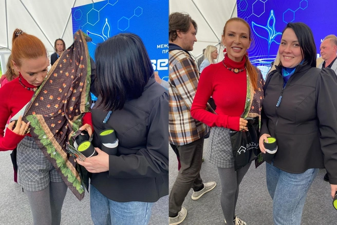 Эвелина Блёданс и основательница бренда «Тацилия» Татьяна Воротынцева&nbsp;— так выглядят северные платки с локальными принтами. На этом&nbsp;— морошка | Источник: Наталья Терентьева
