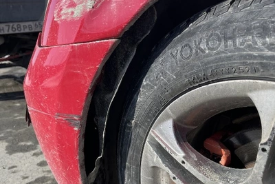 Неизвестный водитель скрылся после столкновения с Toyota Ist в Южно-Сахалинске