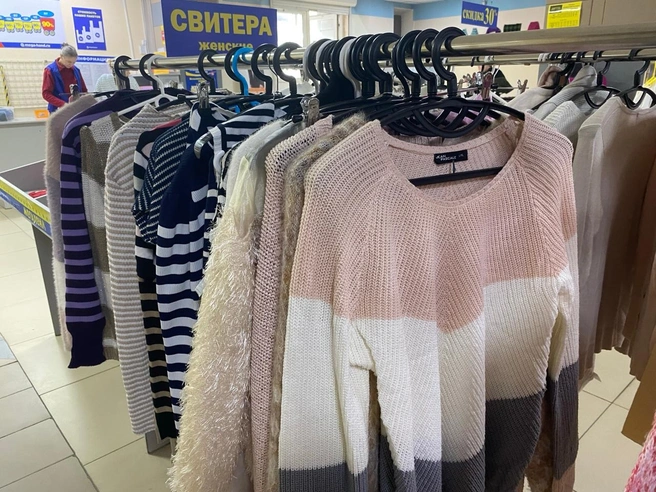 Самые дорогие кофты стоят не больше 1100 рублей без скидки | Источник: Ирина Господаренко / NGS22.RU