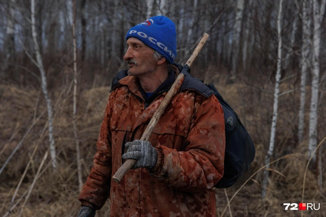 Житель Анценска возвращается с заработков, если нет машины, то добраться до соседнего села можно только пешком | Источник: Ирина Шарова / 72.RU