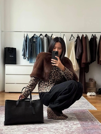 Этой зимой мы носим укороченные кейпы со всем: на платьях, пальто и даже на голое тело Этой зимой мы носим укороченные кейпы со всем: на платьях, пальто и даже на голое тело