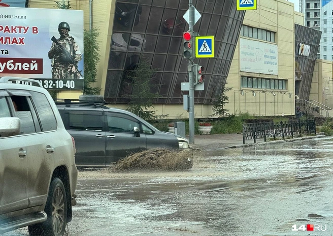Перекресток улицы Хабарова и набережной Романа Дмитриева | Источник: Ольга Донская / 14.RU