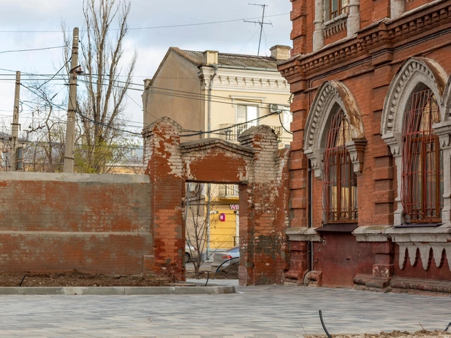 Сохранившаяся часть исторической ограды требует внимания и реставрации. | Источник: Константин Завриков / V1.RU