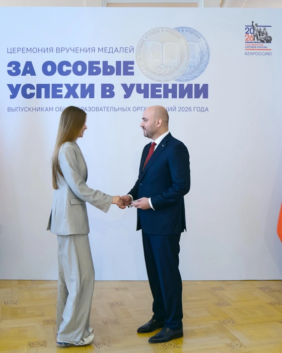 А потом губернатор помог Даше поверить в реальность, поздравив и вручив награду | Источник: из архива Даши Бяковой