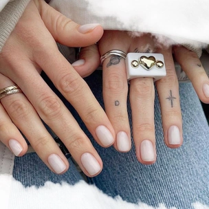 Cloud nails: 16 идей самого нежного маникюра на лето 2023 ☁️