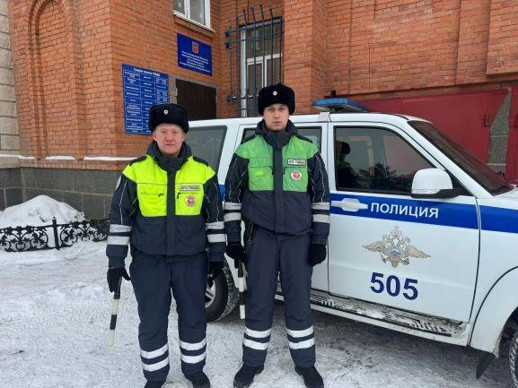 Автоинспекторы Копейска вытащили из снега Ладу Гранту | Источник: 74.xn--b1aew.xn--p1ai