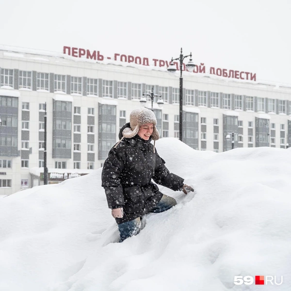 Александра чуть не увязла в снегу | Источник: Василина Любимова / 59.RU