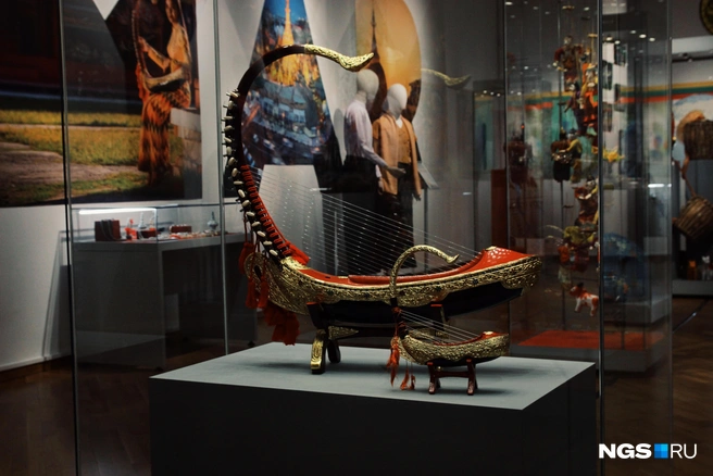 Этот инструмент называется «саунг», по сути — арфа. На выставке их несколько | Источник: Маргарита Резникова / NGS.RU