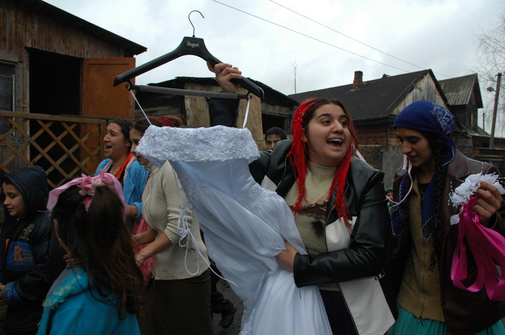 Цыганские свадьбы сегодня: правда ли, что за брачной ночью по-прежнему следят старейшины?