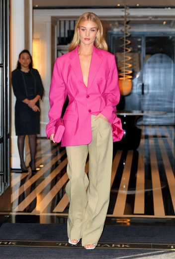 Роузи Хантингтон-Уайтли в Нью-Йорке | marieclaire.ru