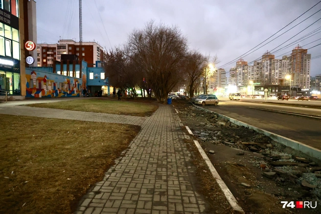 Здесь закатали парковку, но к ремонту пешеходной зоны еще не приступали | Источник: Михаил Шилкин