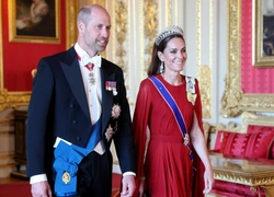 Торжество роскоши: Миддлтон — в алом Givenchy, Макрон — в синем Louis Vuitton на королевском приеме