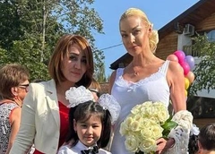 Когда родная дочь отреклась: Волочкова стала звездой школьной линейки ребенка домработницы