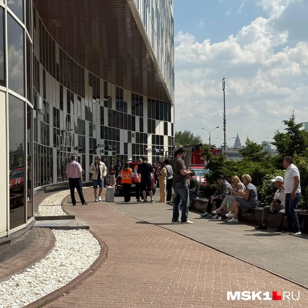 На улице стоят пожарные машины | Источник: читательница MSK1.RU