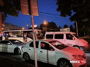 Автобусы вне очереди не пропускают | Источник: Михаил Мечев / MSK1.RU