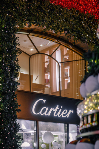 Рождественское оформление бутика Cartier на Петровке (фото 5.1)