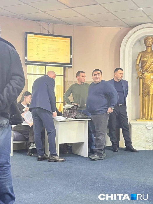 Евгений Гуцул в зеленой кофте | Источник: Александр Хамраев