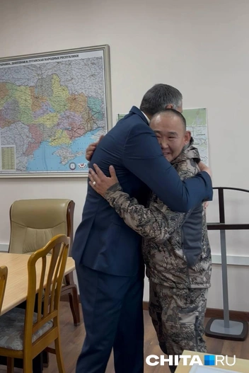 «Я очень горд, что удостоен фото с ним». Губернатор Забайкалья встретился с легендой СВО | Источник: Губернатор Забайкалья Александр Осипов / T.me