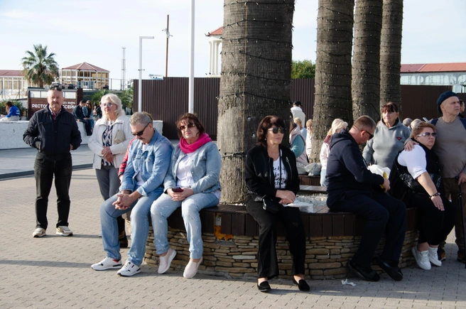 Мини-концерт у моря: скрипка собрала десятки зрителей, несмотря на межсезонье. | Источник: Оксана Витязь / SOCHI1.RU