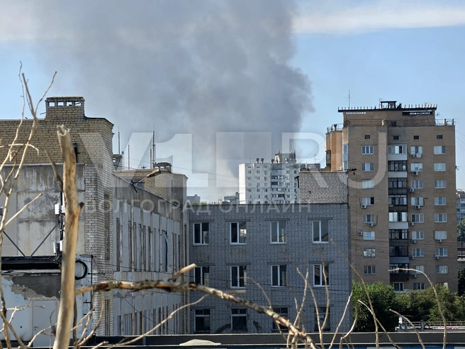 Столб дыма поднялся днем 25 августа в Дзержинском районе | Источник: Констанин Завриков / V1.RU