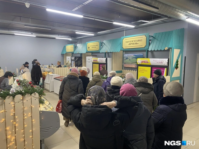 Очередь собирается в отделе хозяйства «Ирмень», продукция, правда, представлена в большинстве супермаркетов | Источник: Стас Соколов / NGS.RU