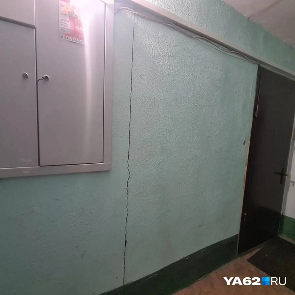 На седьмом этаже она плавно переходит на потолок и противопожную стену | Источник: Светлана Коновалова / YA62.RU