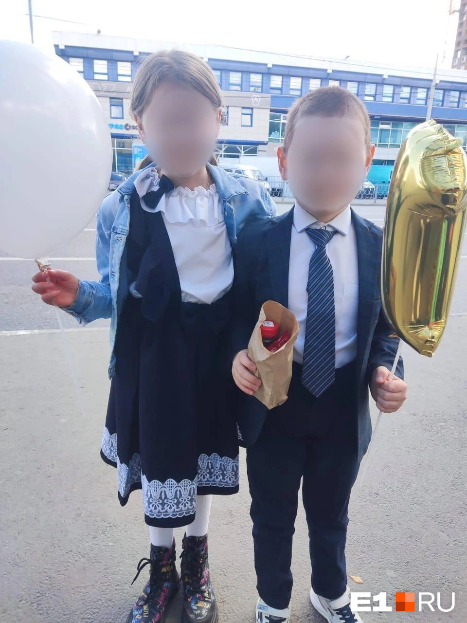 В этом году дочь Виталия пошла в четвертый класс, а сын&nbsp;— в первый | Источник: читатель E1.RU