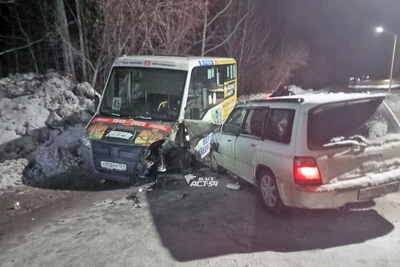 В Новосибирске у ТЭЦ-5 столкнулись маршрутка и внедорожник