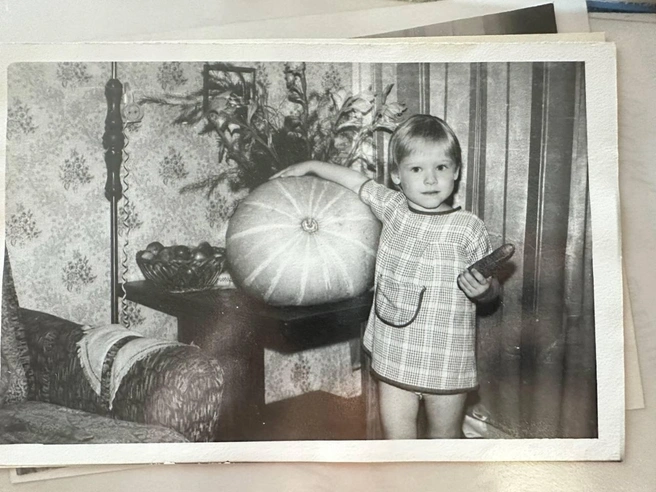 А на этом кадре, видимо, девочка решила запечатлеть себя с богатым урожаем | Источник: Missalena92 / tg.com