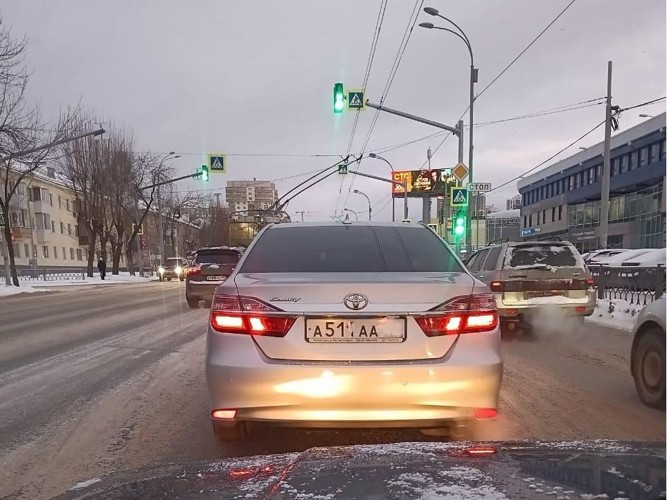 В Екатеринбурге заметили Toyota Camry с замазанными блатными номерами. Накажут ли водителя?