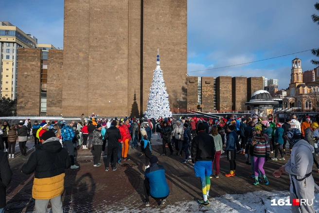 Спортсены прибегали и прибегали. Площадь наполнилась людьми | Источник: Евгений Вдовин / 161.RU