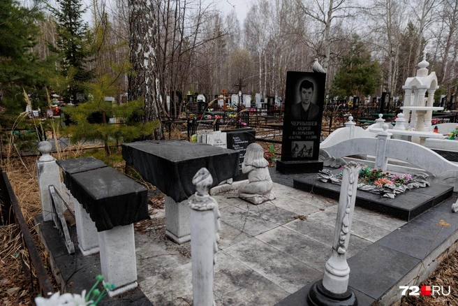 Фигурка ребенка будто оплакивает усопшего | Источник: Ирина Шарова / 72.RU