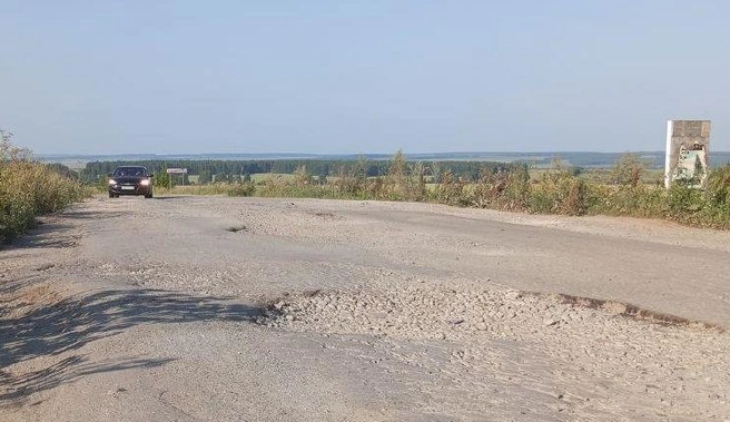 Дорога на проблемных участках сначала идет волной, затем асфальт разрушается | Источник: читатель 74.RU