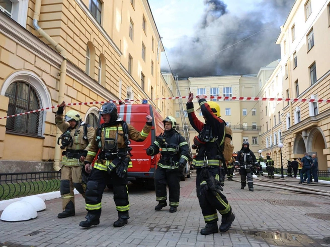 Пожар в ДК «Выборгский»: 127 спасателей и 30 машин | Источник: Валентин Егоршин / FONTANKA.RU