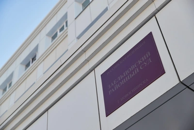 Суд взыскал компенсацию за отказ посетителю на коляске