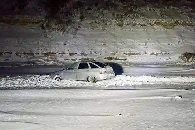 Five Youths Rescued from Stalled Car on Volga Ice
