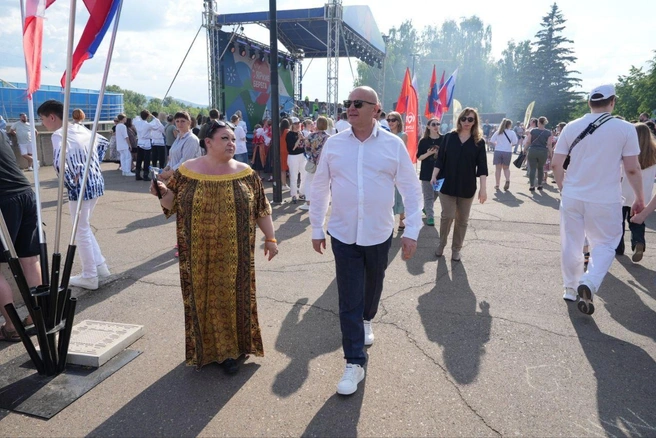 Логинов не был большим тусовщиком, но вайб больших событий (по нему видно) ловил | Источник: Владислав Логинов / Telegram